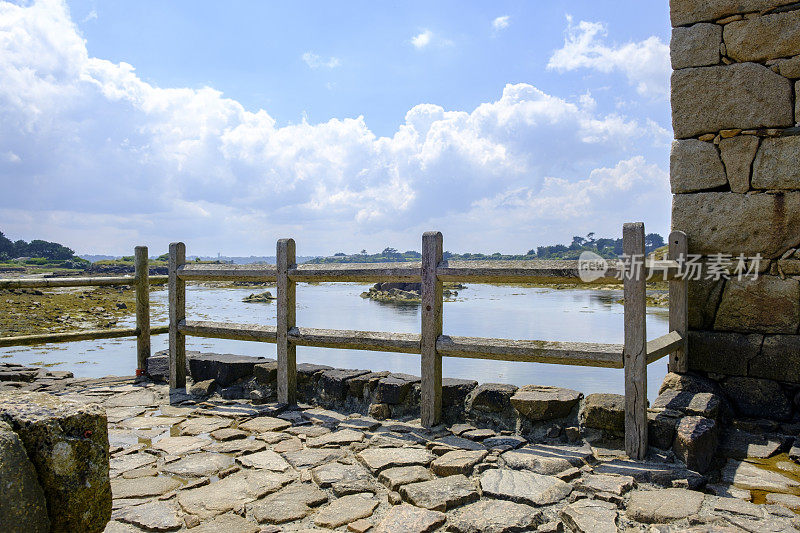 潮汐水磨在Bréhat岛在Côtes d'Armor在法国布列塔尼在夏天